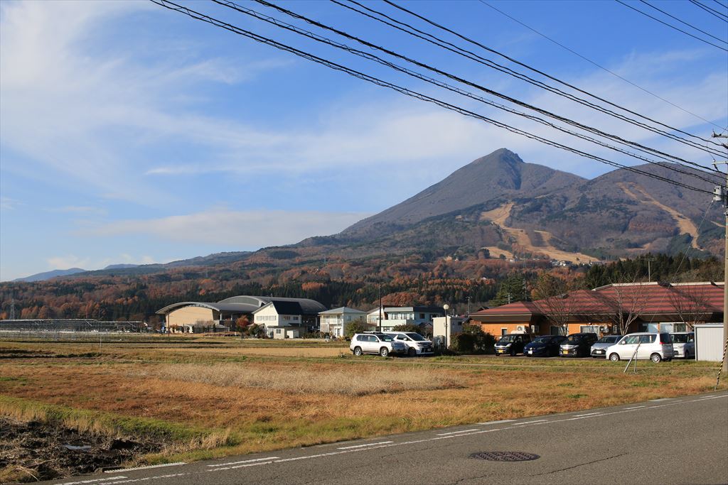 猪苗代町役場のすぐ近く 磐梯山を眺めランチやカフェなどの建築にも